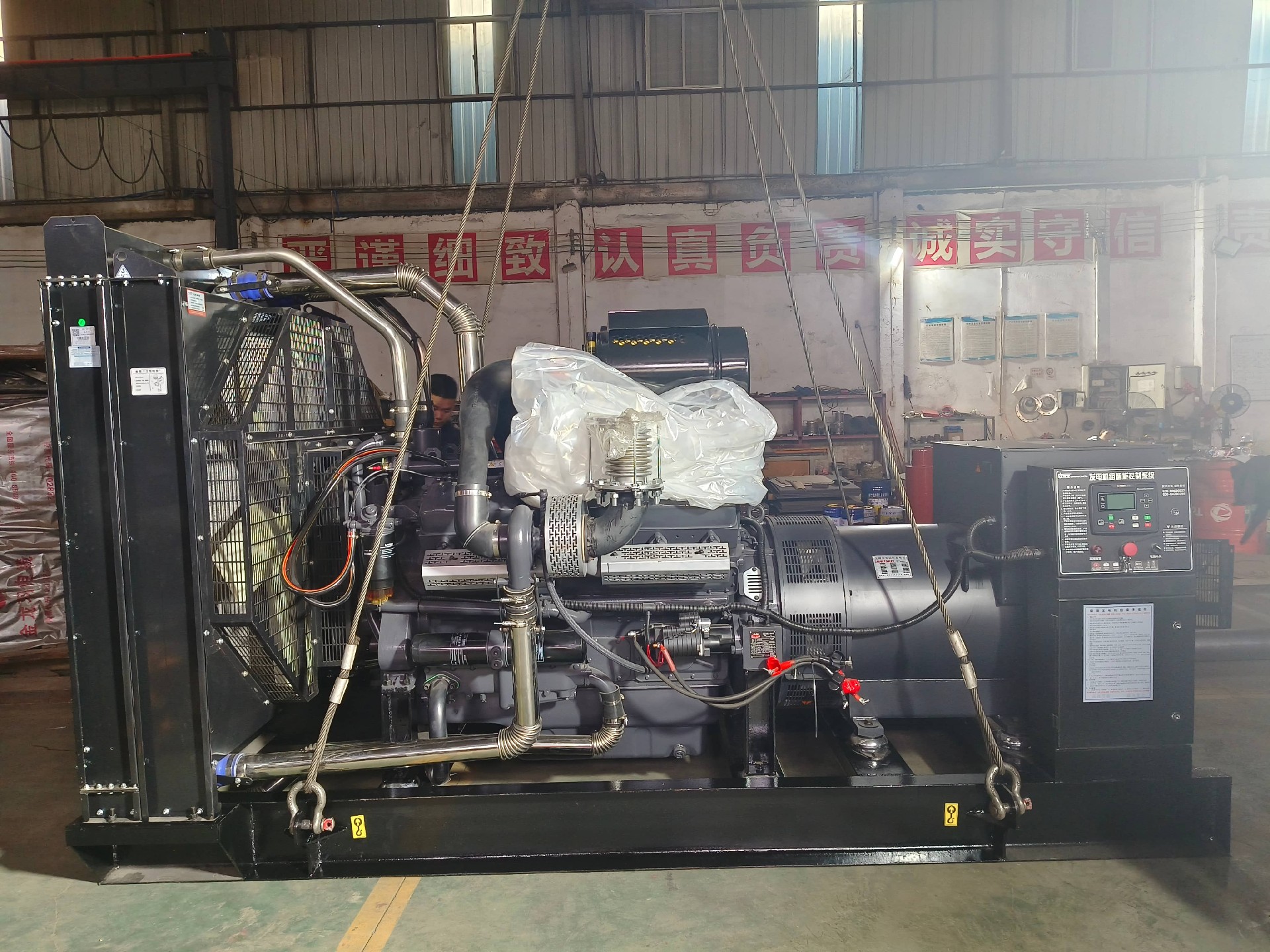 一台500KW发电机组今日出厂发往项目地